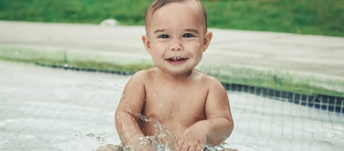 topless-baby-in-the-swimming-pool-3945007